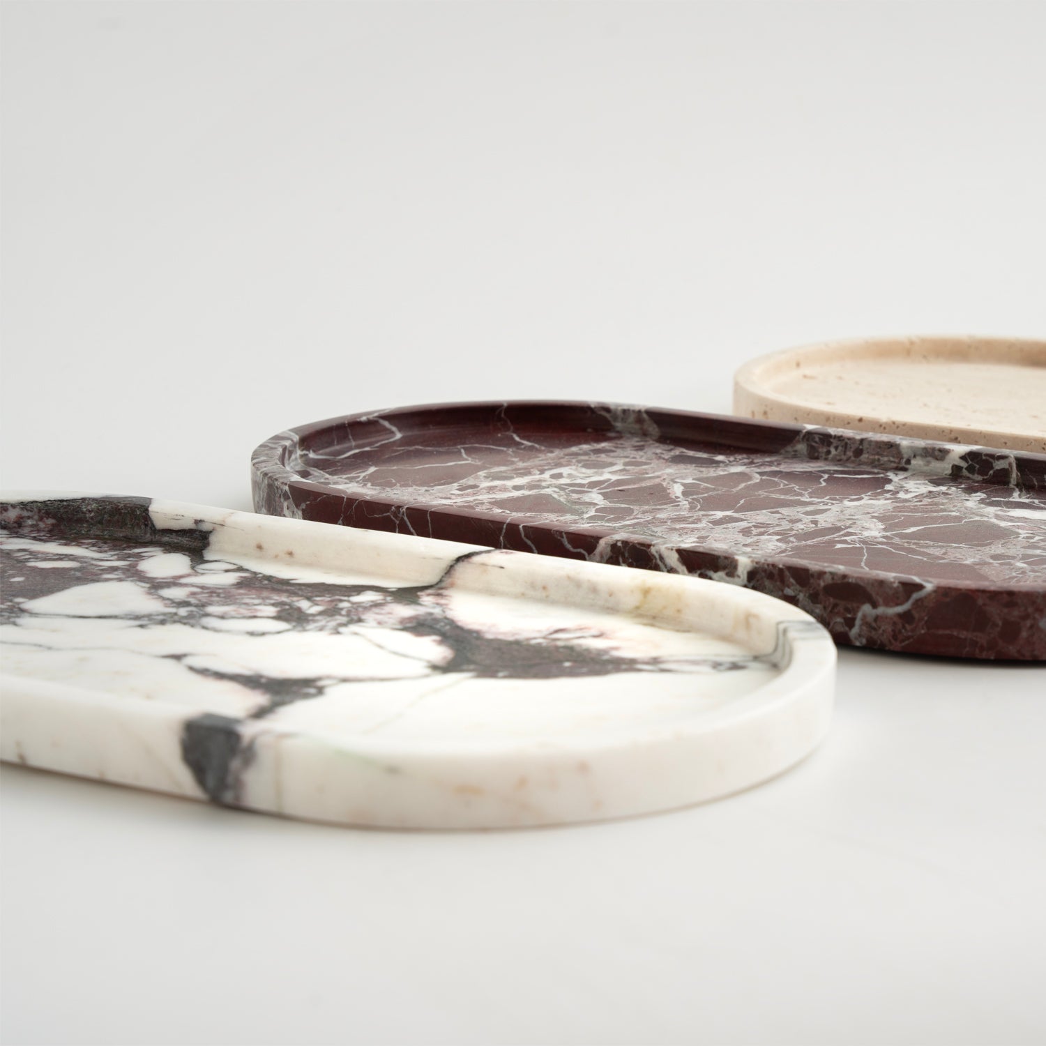 Oval Calacatta marble tray with violet veining on surface